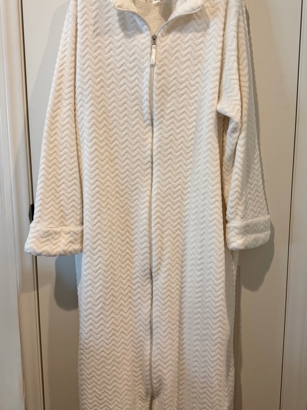 Midnight by Carole Hochman Cream Chevron Plush Zip-Up Robe